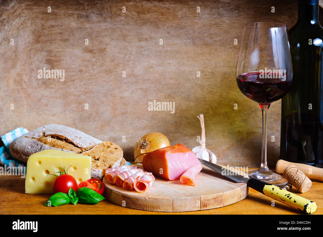 traditionellen rustikalen kalten Teller Abendessen und Wein Stockfoto