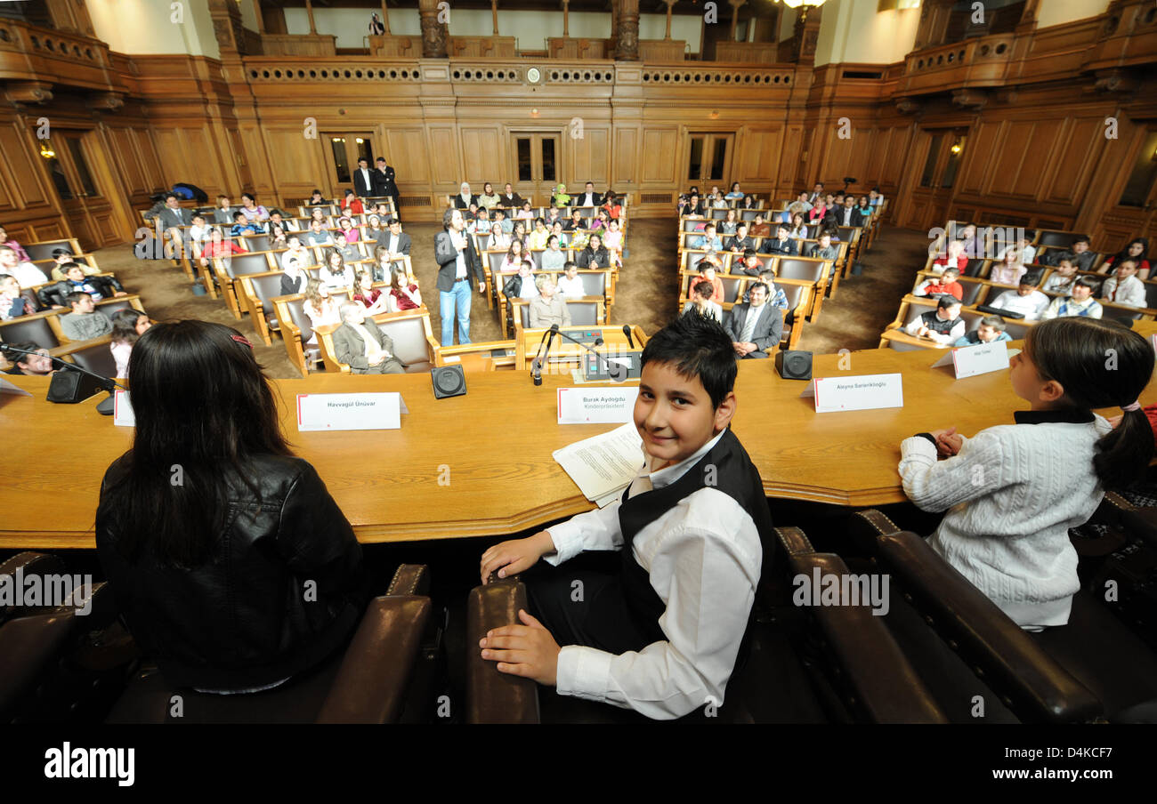Burak Aydogdu (C), das Kind Präsident der Hamburgischen Bürgerschaft, führt eine Sitzung im Plenum des Parlaments in Hamburg, Deutschland, 24. April 2009. Anlässlich der türkischen Unabhängigkeit-Tag am 23. April durften mehr als 100 Schülern türkischer Herkunft aus der dritten und vierten Klasse die Plätze der Delegierten im Parlament einzunehmen. In der Türkei, Kinder und Lineale tradit Stockfoto