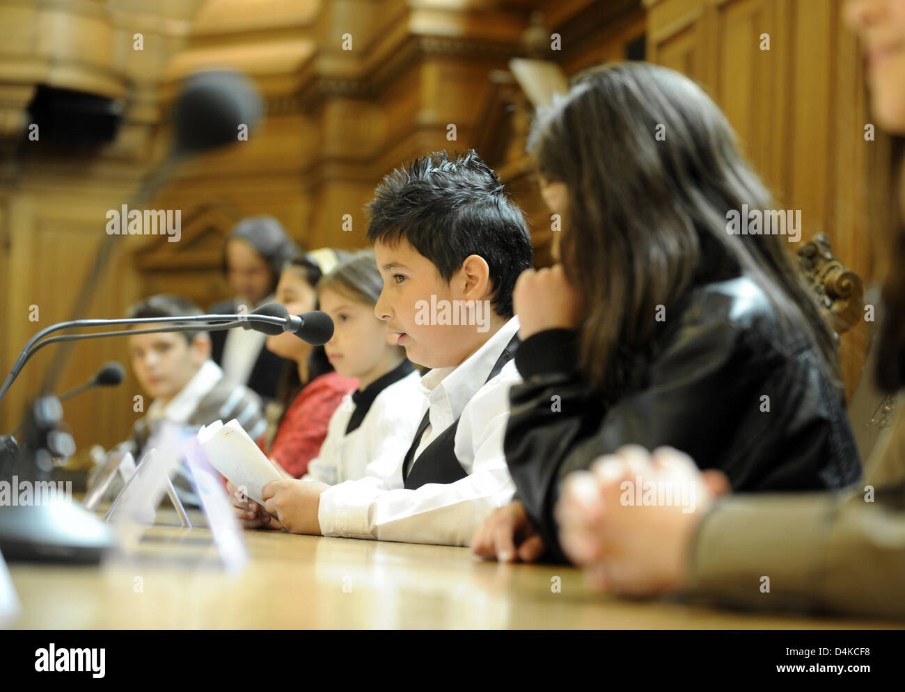 Burak Aydogdu (C), das Kind Präsident der Hamburgischen Bürgerschaft, führt eine Sitzung im Plenum des Parlaments in Hamburg, Deutschland, 24. April 2009. Anlässlich der türkischen Unabhängigkeit-Tag am 23. April durften mehr als 100 Schülern türkischer Herkunft aus der dritten und vierten Klasse die Plätze der Delegierten im Parlament einzunehmen. In der Türkei, Kinder und Lineale tradit Stockfoto