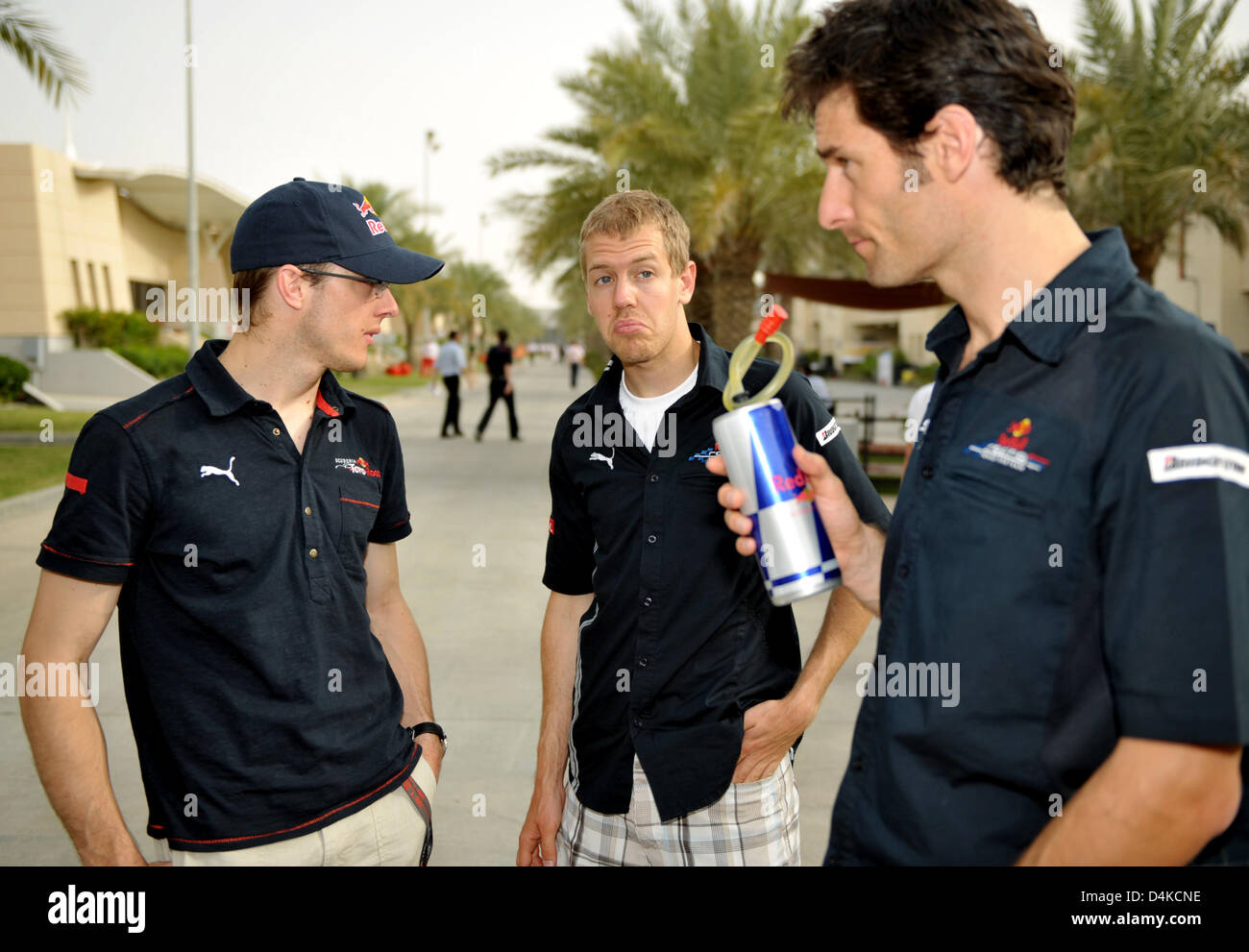 Französischer Formel-1 Fahrer Sebastien Bourdais (L) von Toro Rosso, deutsche Formel1-Fahrer Sebastian Vettel (C) von Red Bull und seinen australischen Teamkollegen Formel Eins Fahrer Mark Webber (R) Chat auf der Koppel nach dem Qualifying in Bahrain International Circuit, Sakhir, Bahrain, 25. April 2009. Die Formel 1 Grand Prix von Bahrain statt findet am Sonntag, 26. April 2009. Pho Stockfoto