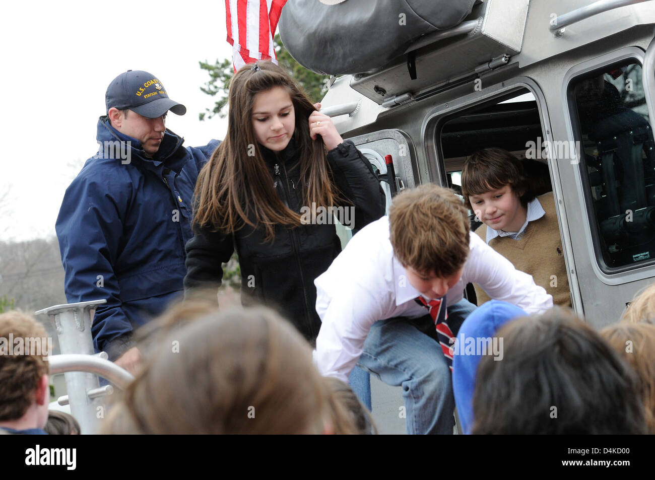 Die Polson Middle School in Madison, Connecticut, veranstaltete einen Besuch der Strafverfolgungsbehörden, bei dem es um Technologiekriminalität und digitale Sicherheit ging. Die Veranstaltung umfasste eine Zusammenarbeit mit mehreren Agenturen, um Studenten über die Bedeutung der Cybersicherheit und der Prävention technologiebezogener Verbrechen zu informieren. Stockfoto