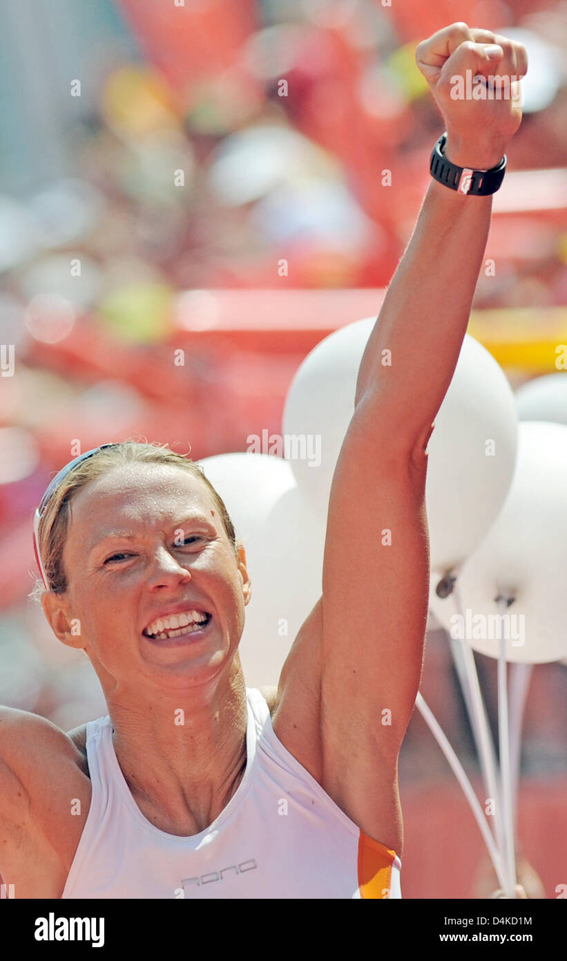 Deutschland? s Sandra Wallenhorst überquert die Ziellinie zuerst beim Ironman Germany in Frankfurt Main, Deutschland, 5. Juli 2009. Wallenhorst, gewann die Ironman European Championship gewann die 3,8 Kilometer Schwimmen, 180 Kilometer Radfahren und 42 Kilometer laufen in 9 Stunden, 02 Minuten und 18 Sekunden. Foto: BORIS ROESSLER Stockfoto