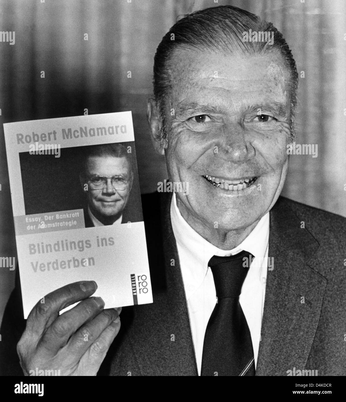 (Dpa-Datei) Ein Datei-Bild vom 7. Mai 1987 sieht Robert S. McNamara, der damalige Präsident der Weltbank, präsentiert sein Buch? Ungeschickte in die Katastrophe: das erste Jahrhundert des Atomzeitalters überleben? in Bonn, Deutschland. Robert McNamara, US Minister fuer Verteidigung unter Präsidenten Kennedy und Johnson und Präsident der Weltbank von 1968 bis 1981, starb 6. Juli 2009 im Alter von 93. McNamara war Stockfoto