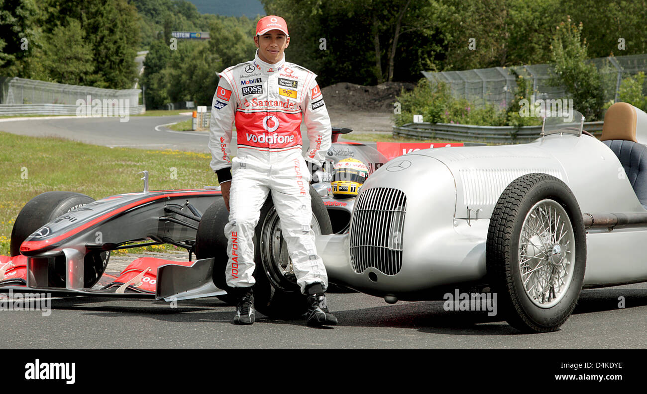 Britische Formel1-Fahrer Lewis Hamilton von McLaren Mercedes lächelt zwischen Antik Silber Pfeil W25 Datierung 1934 (R) und seiner aktuellen Rennwagen, ein McLaren-Mercedes MP4-24, am Nürburgring in Nuerburg, Deutschland, 9. Juli 2009. Die Formel 1 Grand Prix von Deutschland statt findet am 12. Juli. Foto: Felix Heyder Stockfoto