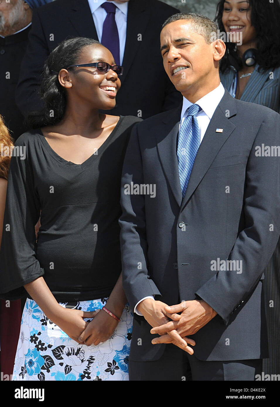 USA? s Junior8 (J8) Vertreter Emmanuella Louisdor und US-Präsident Barack Obama vor einem Gruppenfoto auf dem G8-Gipfel in L lachen? Aquila, Italien, 9. Juli 2009. J8 ist ein UNICEF-Projekt mit Unterstützung der jeweiligen G8-Präsidentschaft. Foto: PEER GRIMM Stockfoto