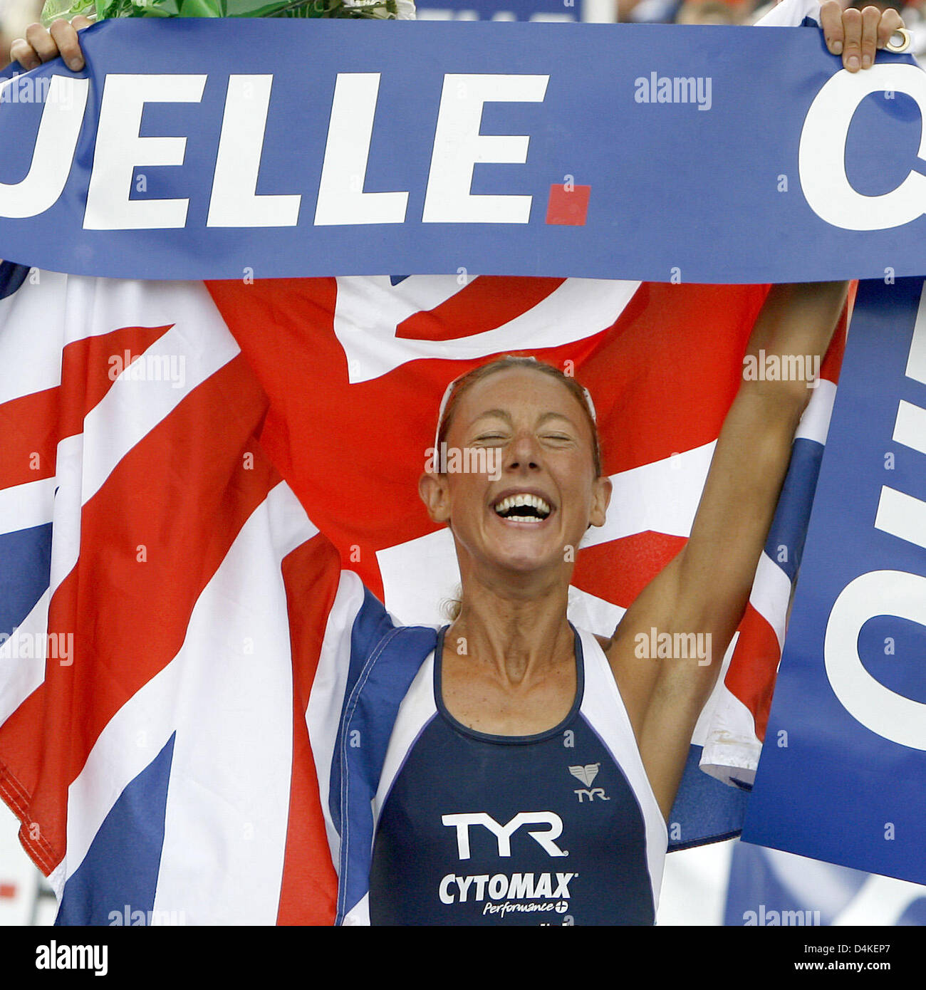 Britische Chrissie Wellington jubelt nach dem Gewinn der Triathlon Challenge Roth in Roth, Deutschland, 12. Juli 2009 mit einem Union Jack. Triathlon World Champion Wellington gewann 08:31:59 Stunden, zur Gründung eines neuen Weltrekord fast 14 Minuten schneller als die vorherige. In diesem Jahr? s Triathlon Challenge Roth wurde die 8. Auflage des Wettbewerbs. Foto: DANIEL KARMANN Stockfoto