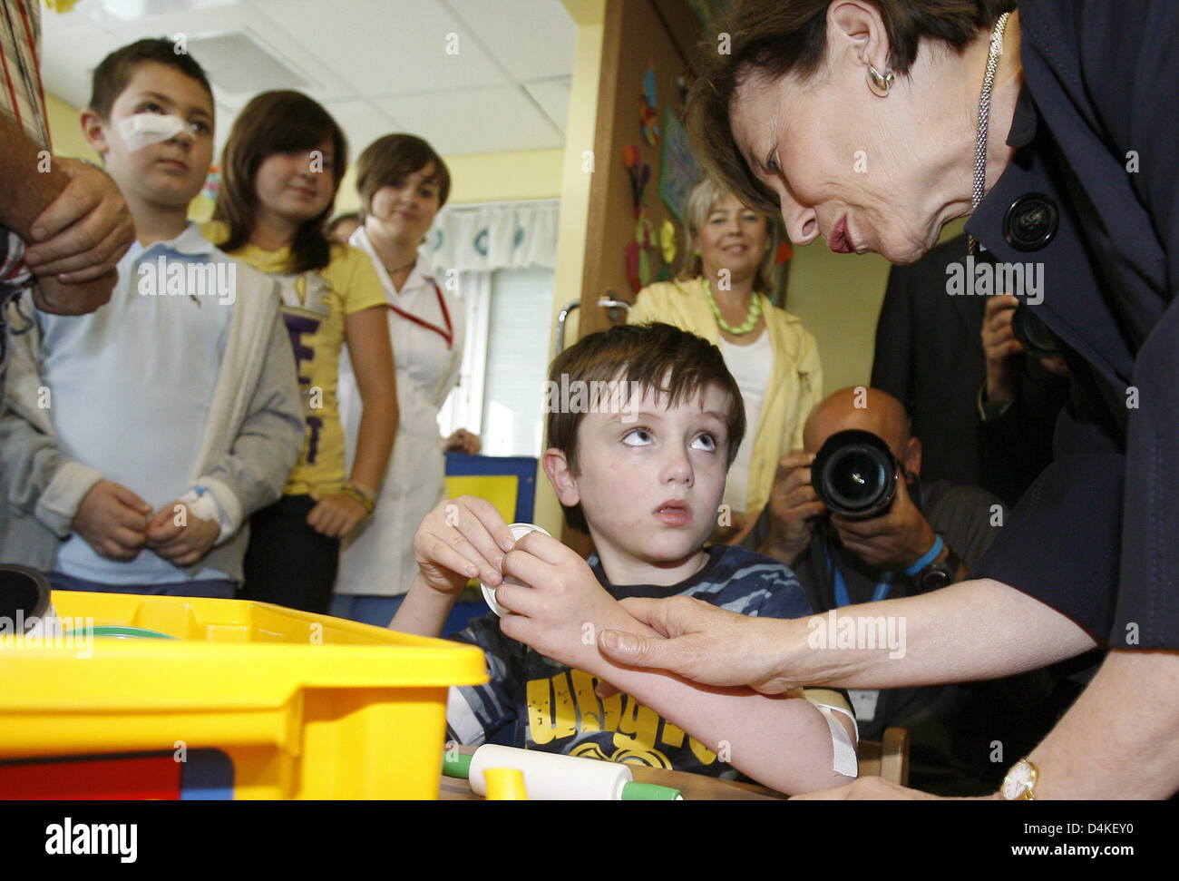 Eva Luise Koehler, Ehefrau des deutschen Bundespräsidenten Horst Köhler besucht die Jugendgesundheit Zentrum Pomnik und Vorträge für Kinder mit seltenen Krankheiten in Warschau, 13. Juli 2009. Das deutsche Staatsoberhaupt ist zu einem ersten Besuch in Polen aufgrund seiner zweiten Amtszeit im Amt und fliegt dann weiter nach Frankreich. Foto: WOLFGANG KUMM Stockfoto