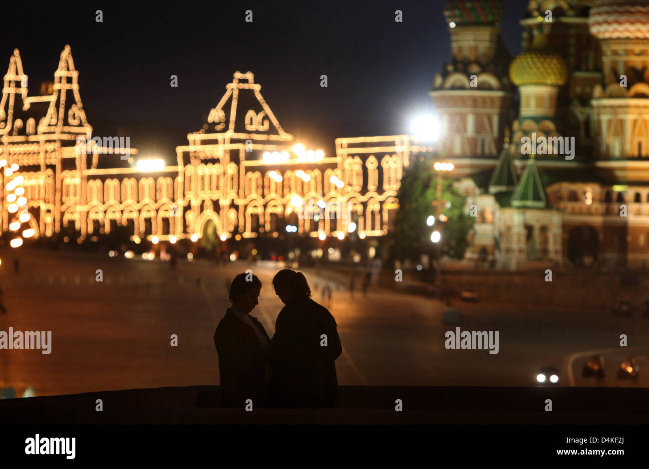 Ein paar vor hell beleuchteten Kaufhaus Gum in der Nacht in Moskau, Russland, 9. Juli 2009. Poto: Karl-Josef Hildenbrand Stockfoto