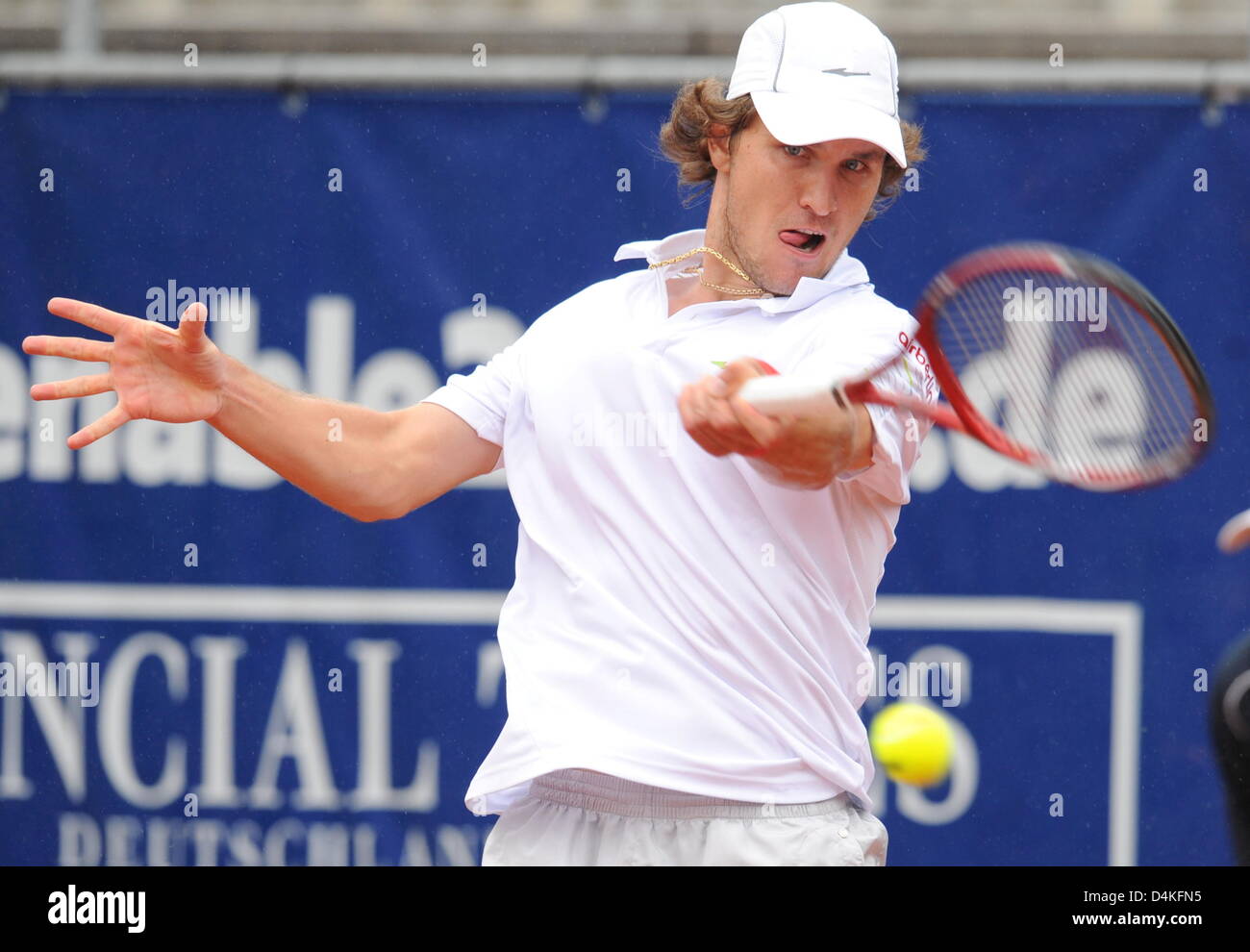 Deutschland? s Mischa Zverev kehrt nach Frankreich zurück eine Vorhand? s Jeremy Chardy während ihres Spiels im Viertelfinale beim Mercedes Cup in Stuttgart, Deutschland, 18. Juli 2009. Chardy besiegt Zverev 7-6, 6-1.  Foto: BERND WEISSBROD Stockfoto