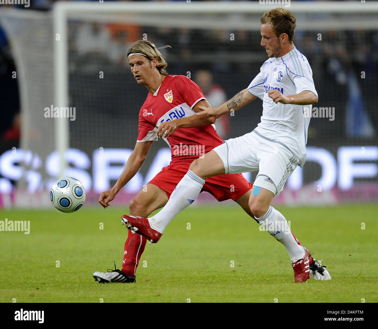 Schalke? s Ivan Rakitic (R) und Stuttgart? s Martin Lanig (L) wetteifern um die Kugel während der T-Home Cup Spiel FC Schalke 04 V VfB Stuttgart in Gelsenkirchen, Deutschland, 18. Juli 2009. Foto: Achim Scheidemann Stockfoto