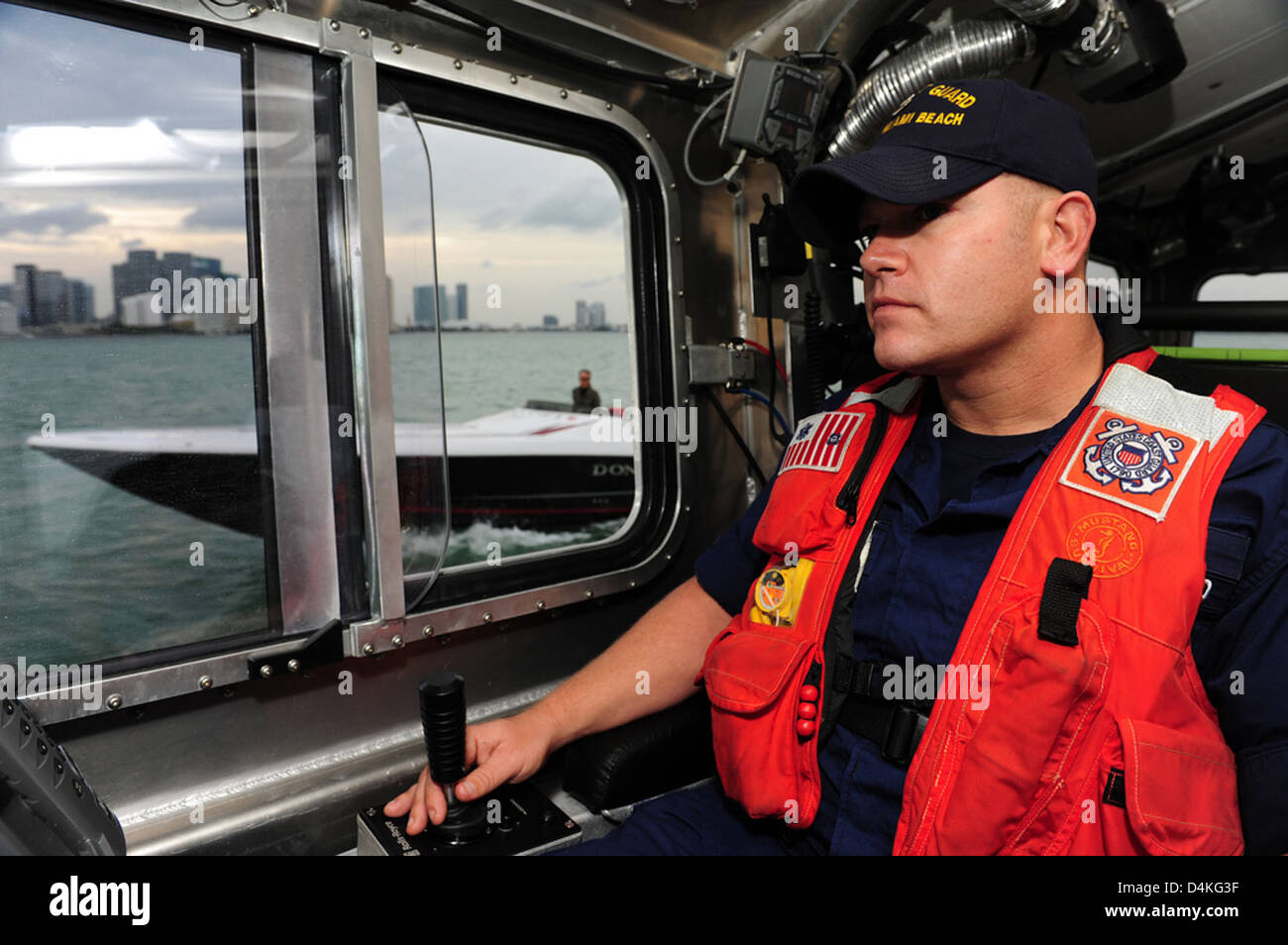 America's Most Wanted ist eine lang laufende Fernsehsendung, die sich auf die Gefangennahme von Flüchtlingen und die Lösung von Fällen konzentriert. John Walsh, der Schöpfer der Show, hat dazu beigetragen, das Bewusstsein für Verbrechen zu schärfen und Gerechtigkeit zu fördern. Stockfoto
