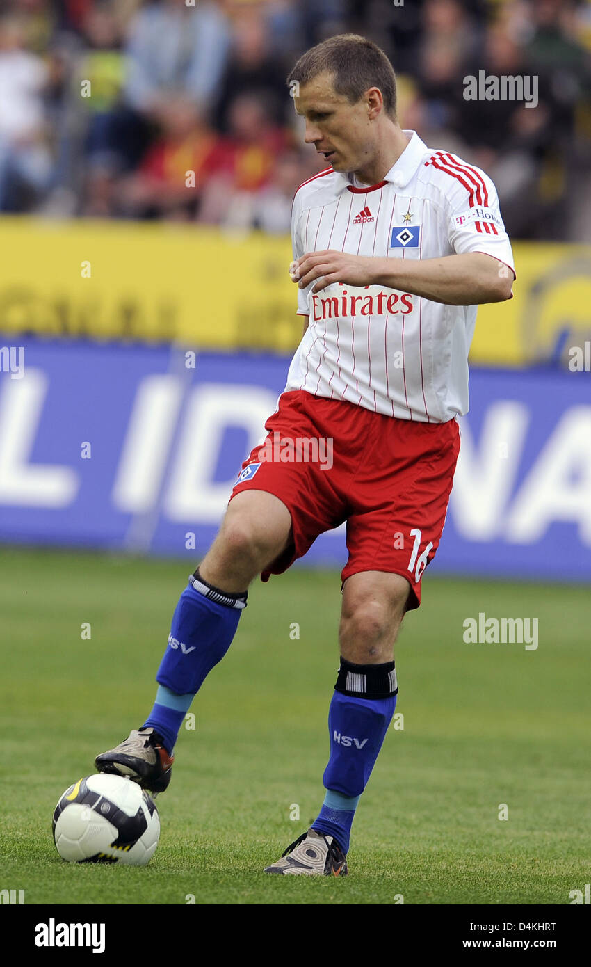 Hamburg? s Michael Gravgaard führt den Ball während der Bundesliga Borussia Dortmund Vs Hamburger SV im Signal-Iduna-Park in Dortmund, Deutschland, 25. April 2009 entsprechen. Dortmund besiegt Hamburg 2: 0. Foto: Achim Scheidemann Stockfoto