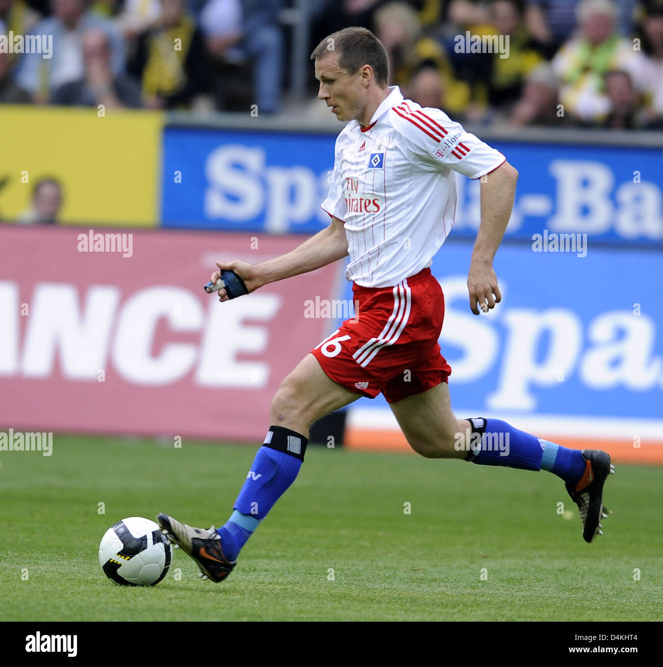 Hamburg? s Michael Gravgaard führt den Ball während der Bundesliga Borussia Dortmund Vs Hamburger SV im Signal-Iduna-Park in Dortmund, Deutschland, 25. April 2009 entsprechen. Dortmund besiegt Hamburg 2: 0. Foto: Achim Scheidemann Stockfoto