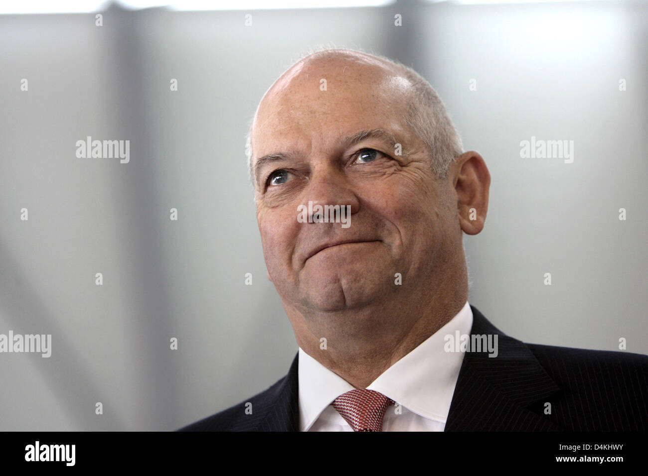 Air Berlin-Chef Joachim Hunold während der Eröffnungsfeier der Hangar no7 in Düsseldorf lächelt? s Flughafen, Deutschland, 28. April 2009. Airberlin wird der Hangar, der etwa 220 m lang und 90 m breit ist, verwenden Sie als Reparaturzentrum. Zur gleichen Zeit feierte Air Berlin sein 30-jähriges bestehen. Foto: David Ebener Stockfoto