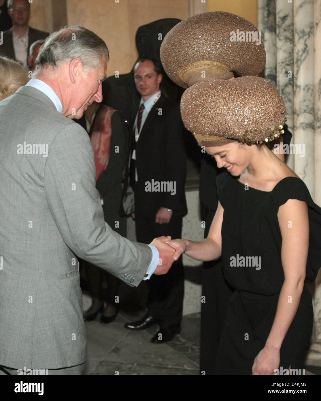 Prinz Charles, Prince Of Wales (L) bietet einen Händedruck an ein Tänzer von Sasha Waltz Unternehmen, da er das neue Museum in Berlin, Deutschland, 30. April 2009 besucht. Der britische Thronfolger und seine Frau sind derzeit auf ihren ersten offiziellen Besuch in Berlin und Potsdam. Foto: Wolfgang Kumm Stockfoto