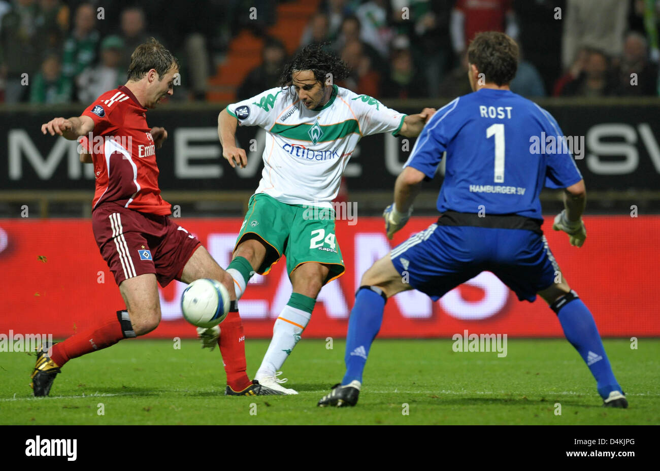 Werder Bremen? s Claudio Pizarro (C) schießt den Ball vorbei an Hamburger SV? s Joris Mathijsen (L) an Hamburg? s Torwart Frank Rost während der UEFA-Cup Halbfinale Finale Hinspiel Spiel Werder Bremen gegen Hamburger SV im Weserstadion in Bremen, Deutschland, 30. April 2009. Hamburger SV besiegt Werder Bremen 0: 1. Foto: Carmen Jaspersen Stockfoto