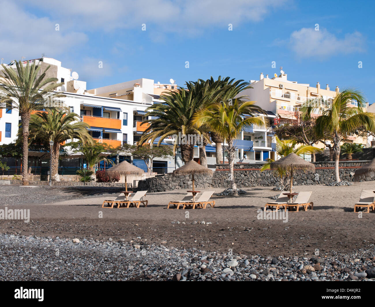 Blick auf den Strand und die Stadt Playa San Juan auf Teneriffa-Kanarische Inseln-Spanien morgens vor dem Einschub von Touristen Stockfoto