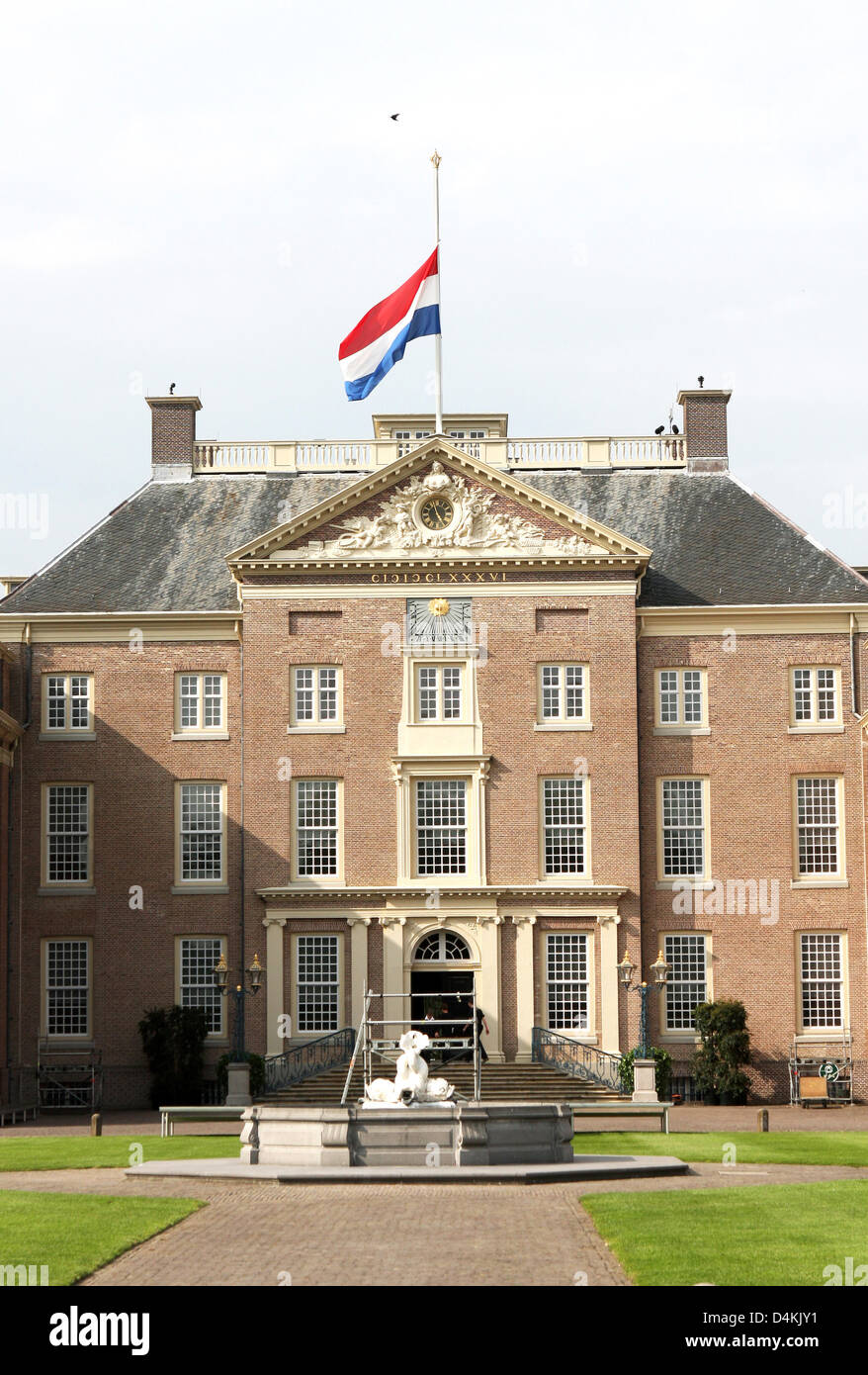 Die niederländische Flagge fliegt auf Halbmast auf das königliche Schloss Het Loo in Apeldoorn, Niederlande, 30. April 2009, nach einem Angriff auf die königliche Familie, die sechs Peole Tote und verletzte elf mehr getötet. Foto: Patrick van Katwijk Stockfoto