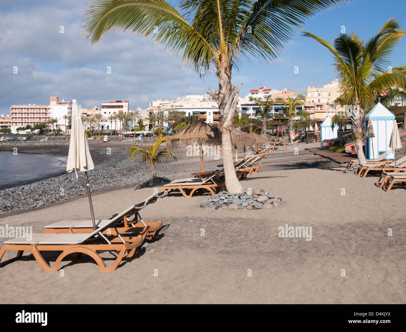Blick auf den Strand und die Stadt Playa San Juan auf Teneriffa-Kanarische Inseln-Spanien morgens vor dem Einschub von Touristen Stockfoto