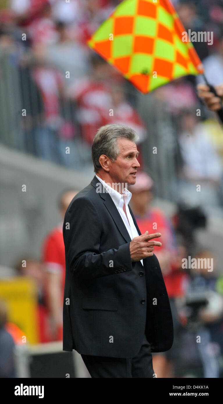 München? s Interimstrainer Jupp Heynckes Gesten an der Seitenlinie während der Fußball-Bundesliga Spiel FC Bayern München Vs Borussia Moenchengladbach in Allianz Arena in München, Deutschland, 2. Mai 2009. München 2: 1 gewonnen. Foto: Frank Leonhardt (Achtung: Zeitraum blockieren! Die DFL ermöglicht die weitere Nutzung der Bilder im IPTV, mobile Dienste und anderen neuen Technologien nur zwei Stunden Stockfoto