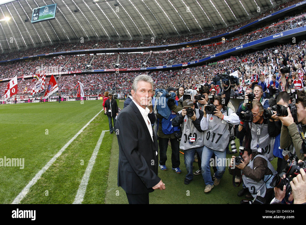 FC Bayern München? s Interimstrainer Jupp Heynckes ist abgebildet wird, wie er auf dem Platz vor der Bundesliga kommt Spiel FC Bayern München Vs Borussia Moenchengladbach im Stadion Allianz Arena in München, Deutschland, 2. Mai 2009. Bayern München besiegt Mönchengladbach 2: 1. Foto: Daniel Karmann Stockfoto