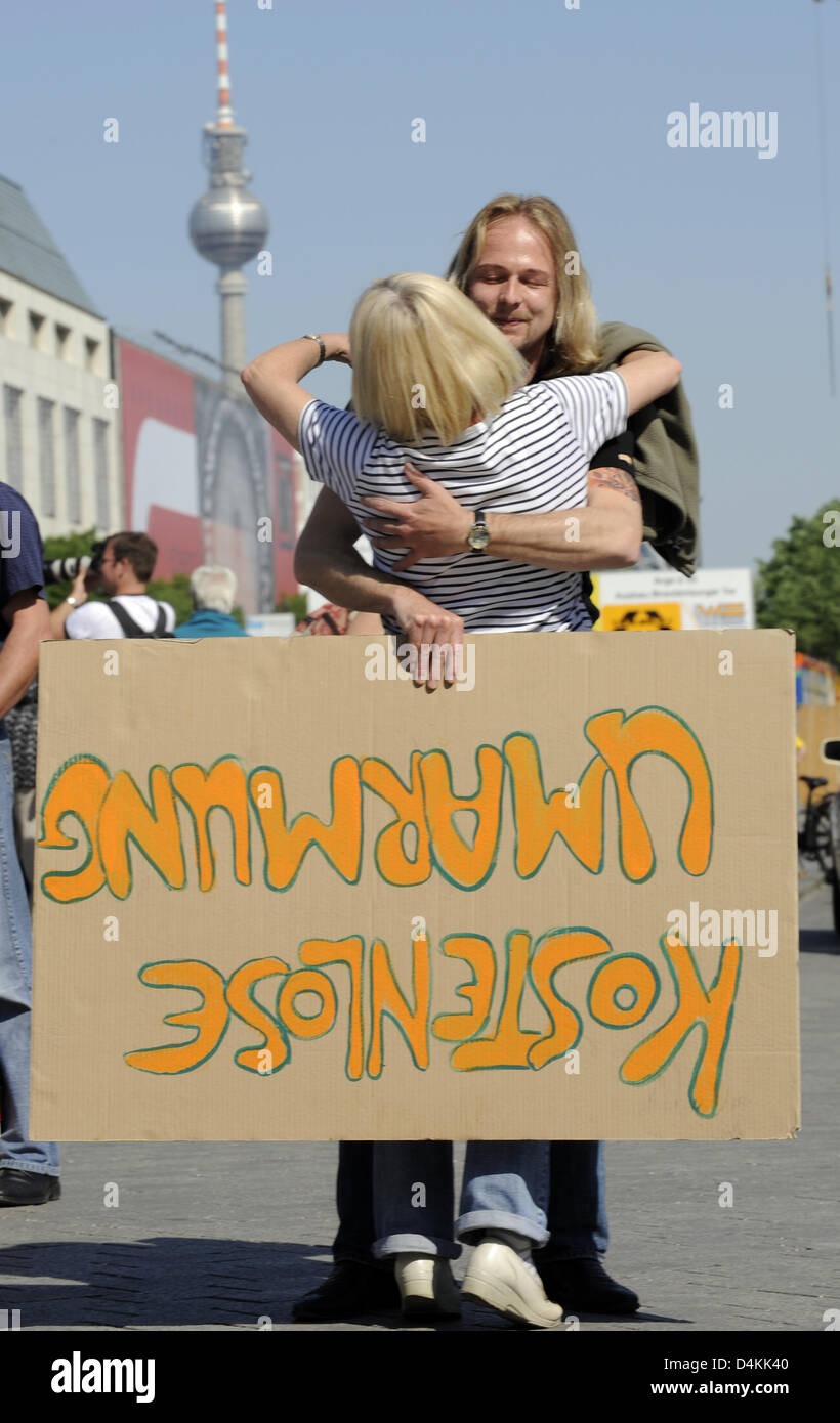 ? Herr Hug? umarmt eine Frau vor dem Brandenburger Tor in Berlin ...