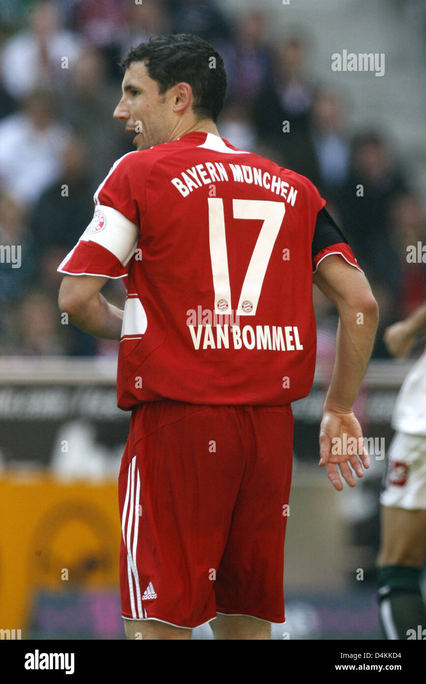 FC Bayern München? s-Team-Kapitän Mark van Bommel im Bild während des Spiels der deutschen Bundesliga Bayern München Vs Borussia Moenchengladbach im Stadion Allianz Arena in München, Deutschland, 2. Mai 2009. Der niederländische Spieler trug ein schwarzes Band in Erinnerung an die Opfer von amok fahren in Apeldoorn auf Queen? s Tag. Bayern München besiegt Borussia Moenchengladbach 2-1. Foto: Daniel Karmann Stockfoto