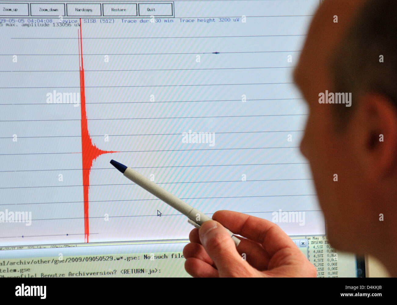 Stefan Stange, seismologist at State Office for Geology, presents a seismogram of an earthquake that shook Gainhofen, at the State Office in Freiburg, Gerany, 05 May 2009. Ein Erdbeben gemessen 4,5 auf Richterskala mit Epizentrum im Schwarzwald passiert heute 03:39 Ortszeit und war spürbar in einem in einem Umkreis von 100 Kilometern. Schwerere Schäden werden nicht gemeldet. Foto: Stockfoto