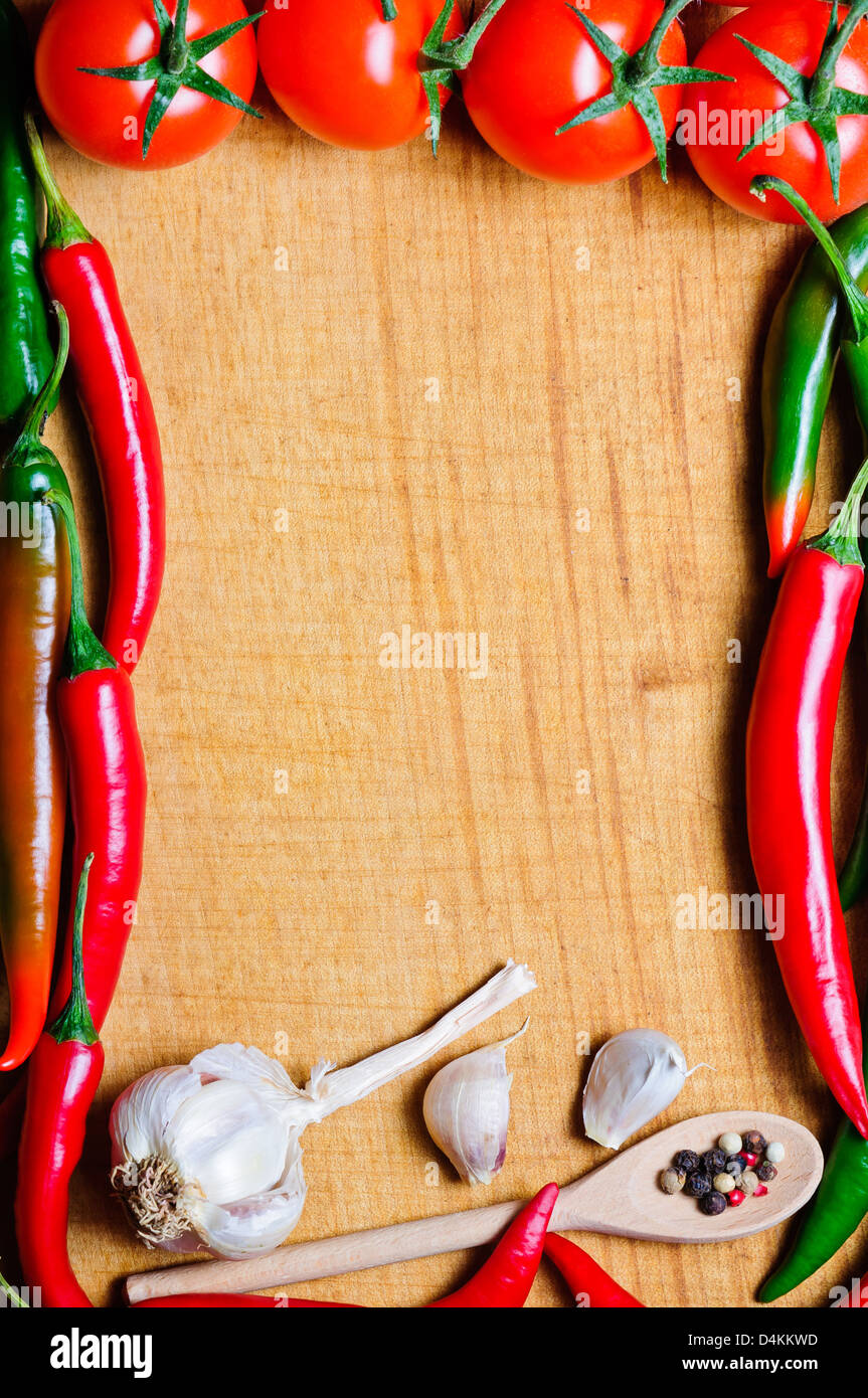 Hölzerne Hintergrund mit Gemüse essen Rahmen Stockfoto