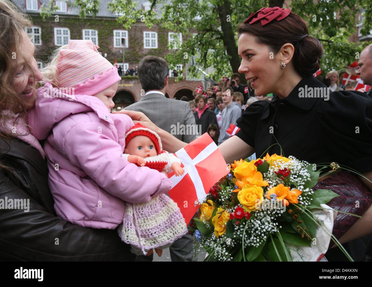 Danish Crown Princess Mary (R) spricht zu einer dänischen Familie, als sie an einer dänischen Schule in Flensburg, Deutschland, 6. Mai 2009 ankommt. Das dänische Königspaar besucht Flensburg und der dänischen Minderheit in Schleswig-Holstein nach dem Besuch der deutschen Minderheit in Dänemark im Jahr 2008. Foto: CARSTEN REHDER/POOL Stockfoto