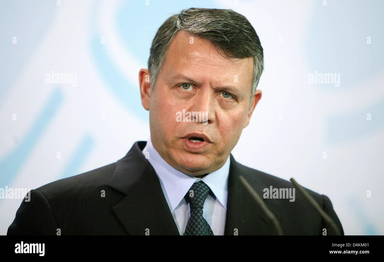 Jordanische König Abdullah II spricht auf einer Pressekonferenz im Kanzleramt in Berlin, Deutschland, 6. Mai 2009. König Abdullah II. sprach mit Bundeskanzlerin Merkel über die Deutsch-jordanischen Beziehungen, den Friedensprozess im Nahen Osten und der Region? s Entwicklung. Foto: HANNIBAL HANSCHKE Stockfoto