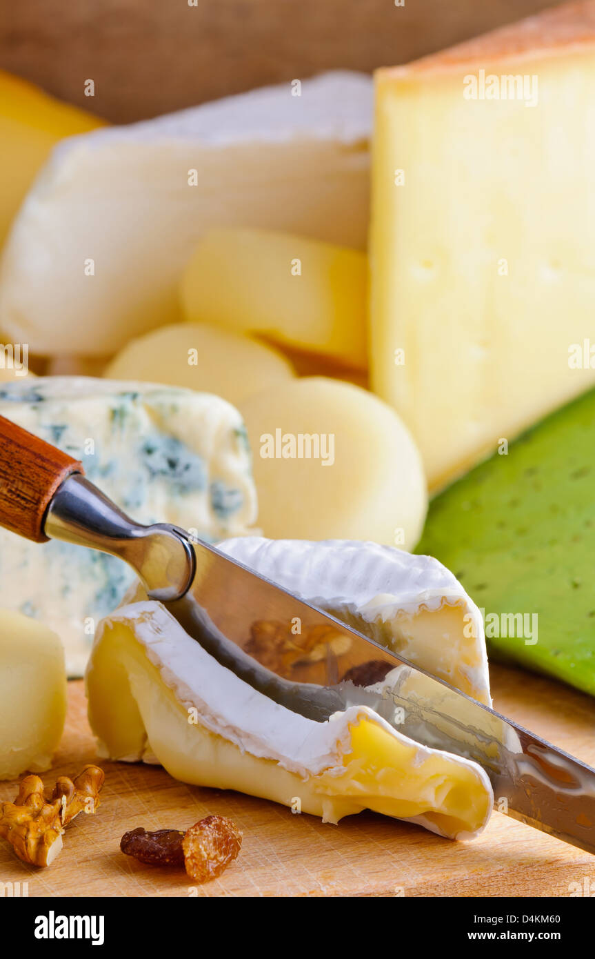 Messer schneiden Sahne Camembert Weichkäse Stockfoto