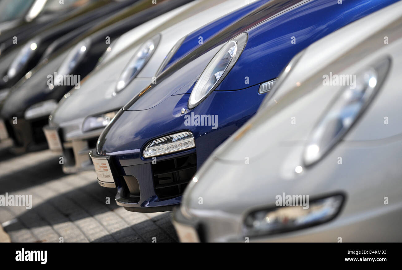 Porsche Autos stehen vor der neuen Porsche-Händler in Kassel, Deutschland, 7. Mai 2009. Am 06 Mai beschlossen die Familien Porsche und Piëch der beabsichtigten Fusion mit VW zu unterlassen und stattdessen Schaffung ein integriertes Automobilkonzerns. Wie folgt zusammengefasst, sollen die dann zehn Marken des Unternehmens unabhängig zu bleiben. Foto: Uwe Zucchi Stockfoto