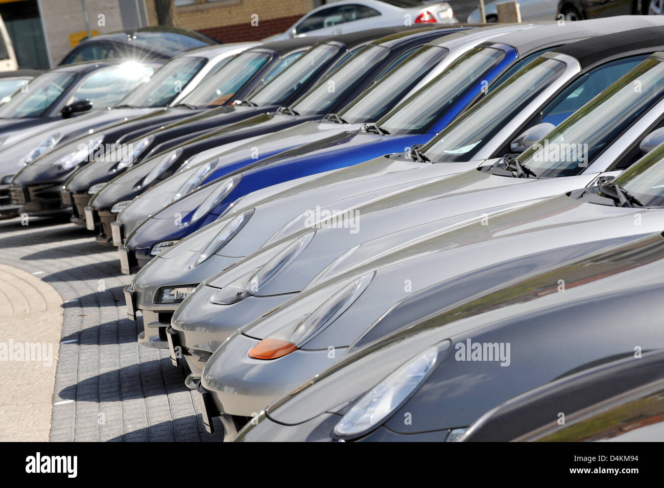 Porsche Autos stehen vor der neuen Porsche-Händler in Kassel, Deutschland, 7. Mai 2009. Am 06 Mai beschlossen die Familien Porsche und Piëch der beabsichtigten Fusion mit VW zu unterlassen und stattdessen Schaffung ein integriertes Automobilkonzerns. Wie folgt zusammengefasst, sollen die dann zehn Marken des Unternehmens unabhängig zu bleiben. Foto: Uwe Zucchi Stockfoto