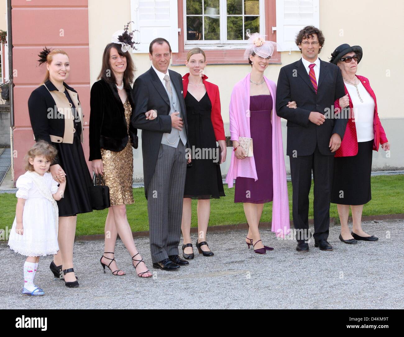 Blumenmädchen Paulina Marie (L-R), Diana Countess Bernadotte, Gräfin Catherina Bernadotte und ihr Mann Romuald Ruffing, Christine Stoltmann, Gräfin Bettina Bernadotte und ihr Ehemann Philipp Haug und Birgitta Gräfin Bernadotte kommen bei der Hochzeit von Björn Graf Bernadotte, ältester Sohn der Eigentümer der Mainau, und österreichische Sandra Gräfin Bernadotte (geb. Angerer, beide noch d Stockfoto