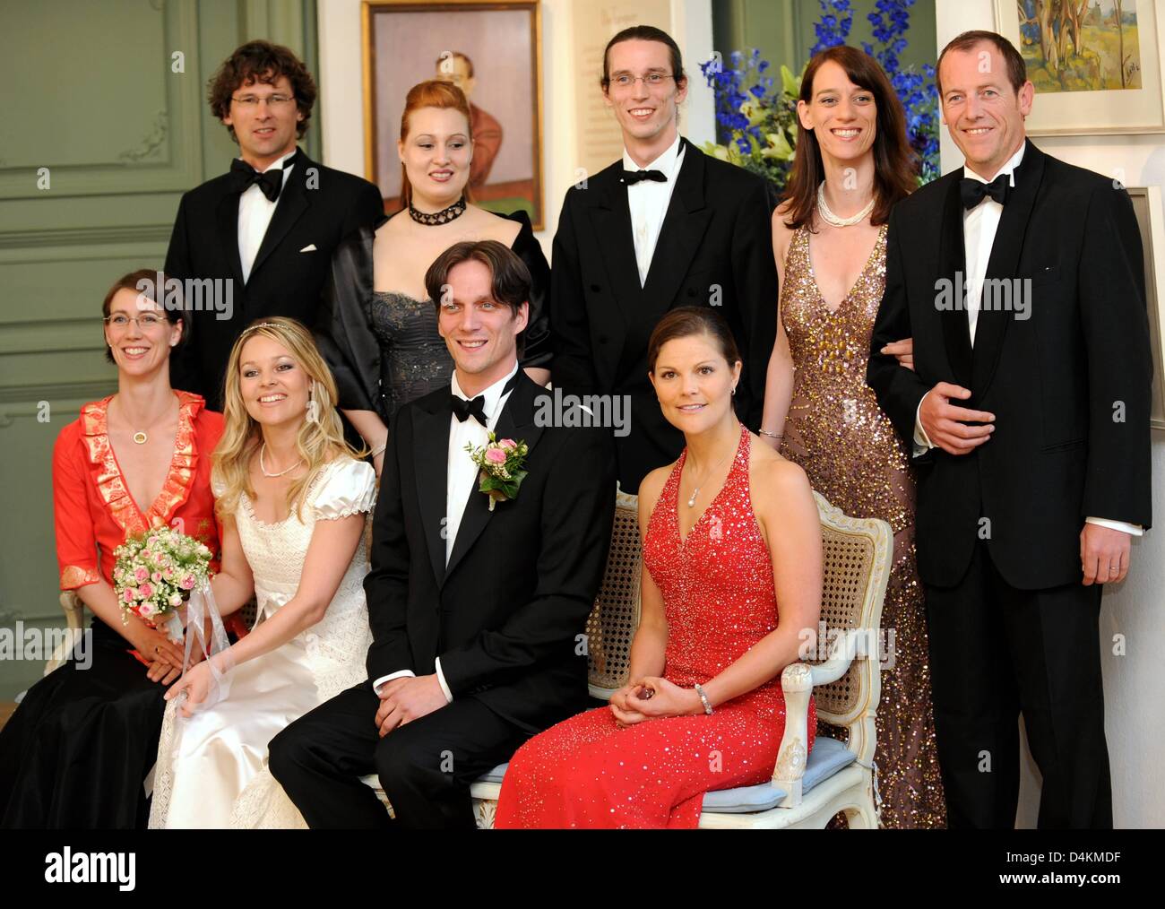 Gräfin Bettina Bernadotte (Front L-R), Gräfin Sandra Bernadotte, Graf Bjoern Bernadotte und Kronprinzessin Victoria von Schweden und Philipp Haug (hinten L-R), Gräfin Diana Bernadotte, Graf Christian Bernadotte, Gräfin Catherina Bernadotte und ihr Mann Romuald Ruffing posieren für ein Familienfoto auf der Hochzeit von Bjoern Graf Bernadotte und Gräfin Sandra Bernadotte auf Maina Stockfoto