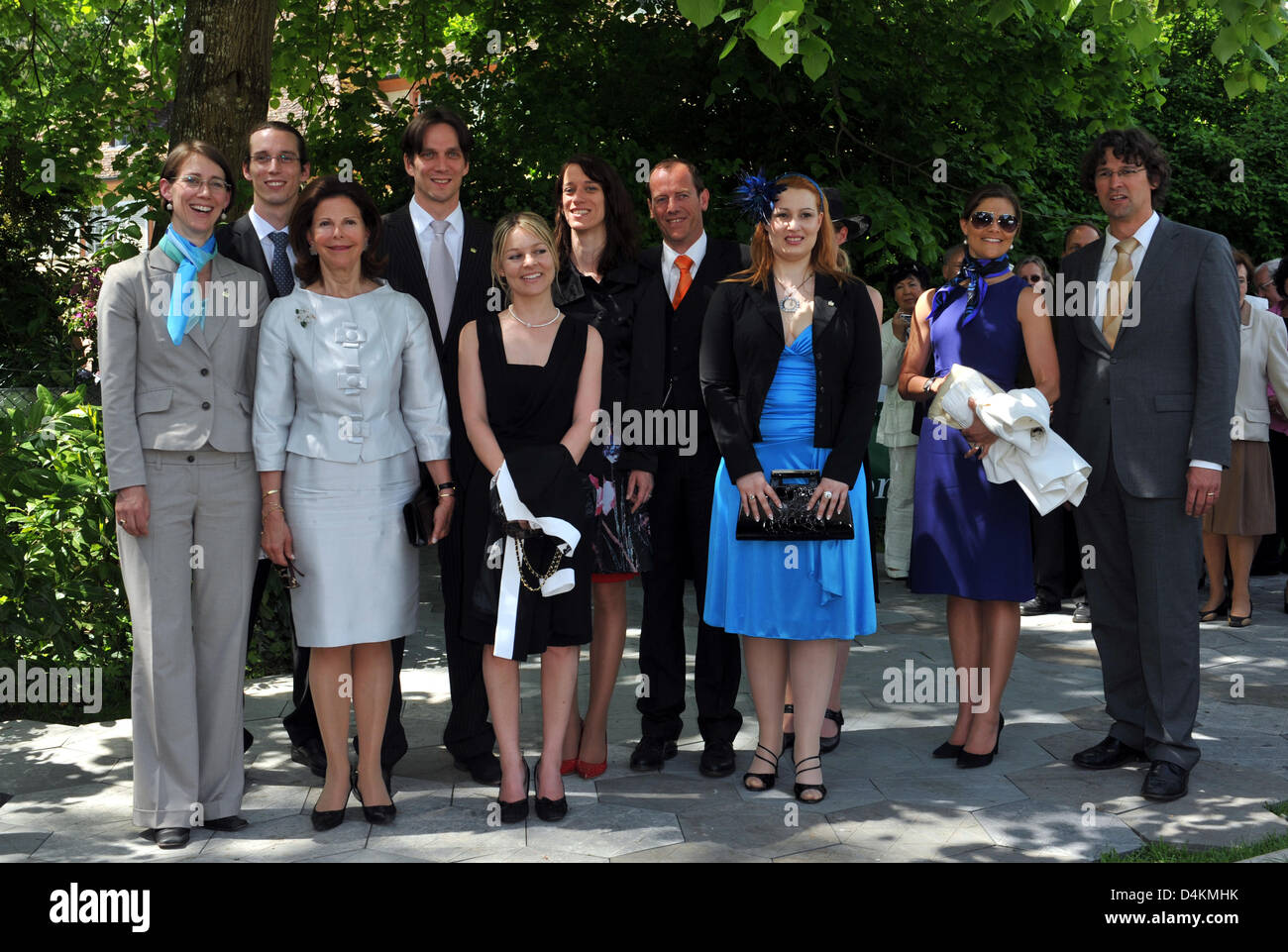 Bettina Gräfin Bernadotte (L-R), Christian Count Bernadotte, schwedische Königin Silvia, Björn Graf Bernadotte, Sandra Countess Bernadotte, Catherina Gräfin Bernadotte, ihr Mann Romuald Ruffing, Diana Countess Bernadotte, der schwedischen Kronprinzessin Victoria und Philipp Haug posieren vor dem Gedenkkonzert für Sonja Countess Bernadotte auf der Insel Mainau, Deutschland, 8. Mai 2009. Sonja Stockfoto