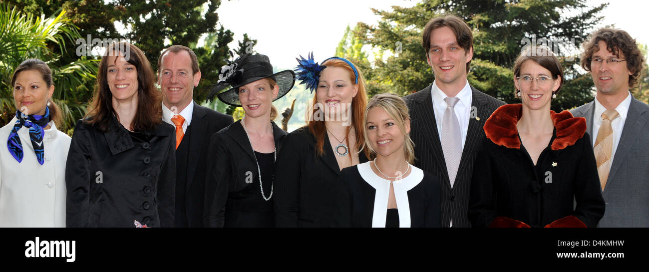 Schwedische Kronprinzessin Victoria (L-R), Catherina Countess Bernadotte, ihr Mann Romuald Ruffing, Christine Stoltmann, Diana Countess Bernadotte, Sandra Countess Bernadotte, Björn Graf Bernadotte, Gräfin Bettina Bernadotte und ihr Ehemann Philipp Haug kommen für die Einweihung von Sonja und Lennart Bernadotte Quadrat auf der Insel Mainau, Deutschland, 8. Mai 2009. Lennart Graf werden Stockfoto