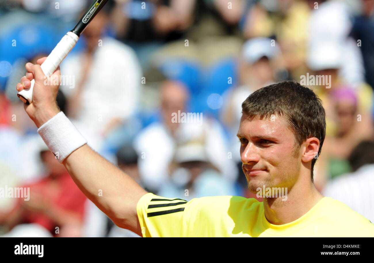 Deutschland? s Daniel Brands Gesten nach seinem Viertelfinale gegen Italien Spiel? s Potito Starace bei den BMW Open in München, Deutschland, 8. Mai 2009. Marken gewann den ersten Satz 6: 1, Starace wegen einer Verletzung bei 1-1 des zweiten Satzes zurückgetreten. Foto: TOBIAS HASE Stockfoto