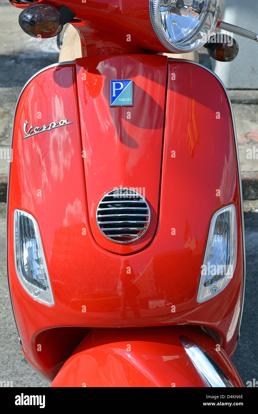 Nahaufnahme von einem roten Vespa-Motorroller in der Innenstadt von Manhattan. Stockfoto