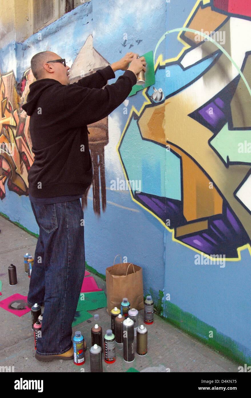 Porträt von Graffiti-Künstler malen bei 5 Pointz in Long Island City, Queens, New York Stockfoto