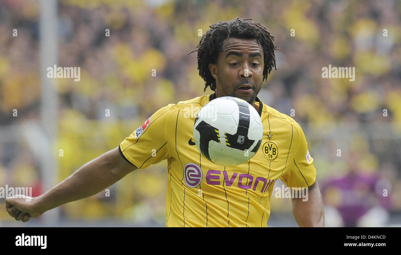 Dortmund? s Patrick Owomoyela fokussiert den Ball während der Bundesliga-Spieltag 31-Krawatte Borussia Dortmund Vs Karlsruher SC im Signal Iduna Park in Dortmund, Deutschland, 9. Mai 2009. Dortmund gewann mit 4: 0. Foto: Achim Scheidemann Stockfoto