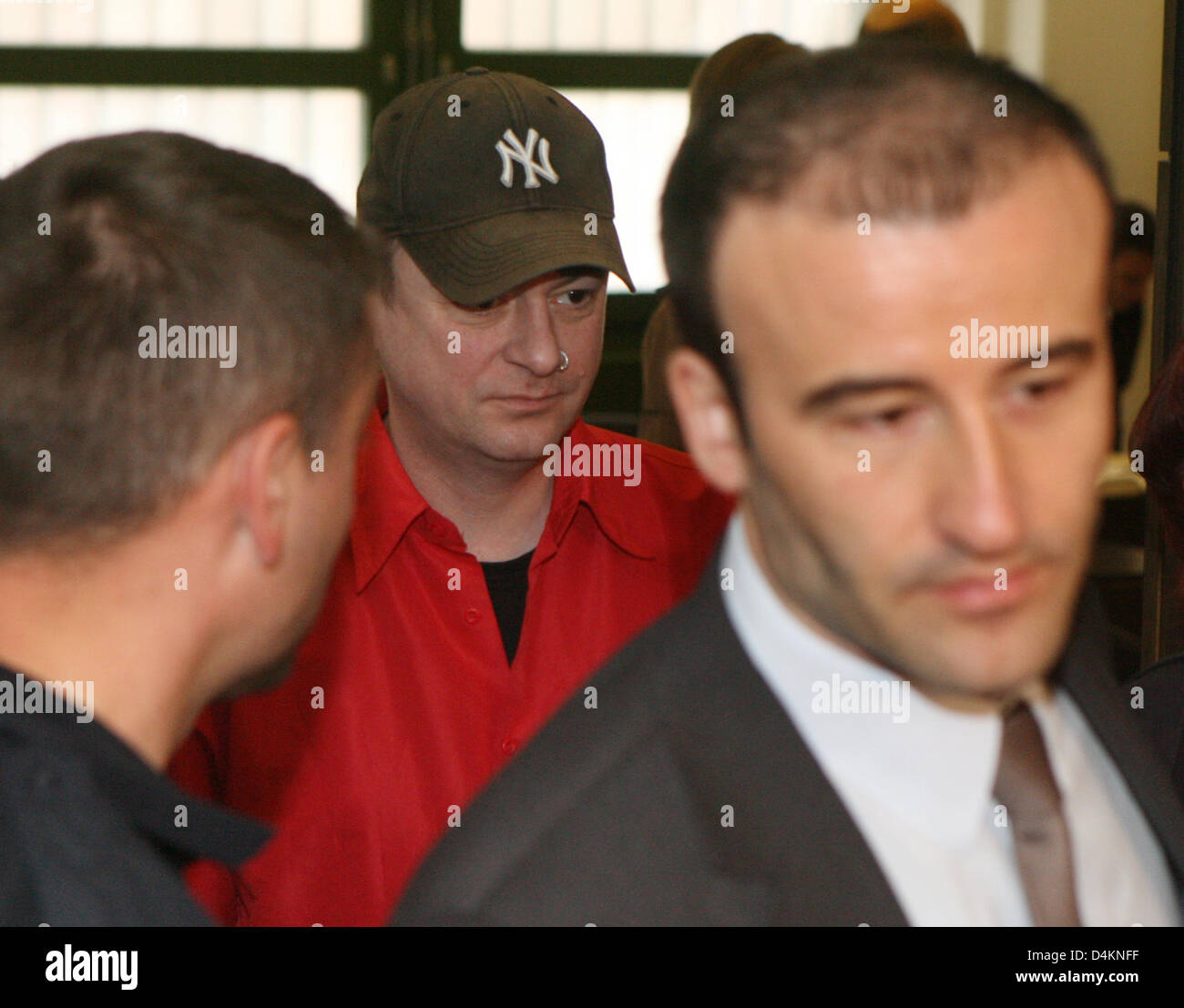 Defendant Frank L. (C) kommt mit ihrem Rechtsbeistand Serdar Kaya (R) zur Gerichtsverhandlung beim Amtsgericht Berlin, Deutschland, 12. Mai 2009. Im Juli 2008 hatte die Beklagte riss den Kopf des umstrittenen Wachsfigur von Adolf Hitler bei der Eröffnung von Madame Tussauds Wachsfigurenkabinett in Berlin. Die Beklagte hat die Tat gestanden und wurde zu einer Geldstrafe von 900 Euro verurteilt. Foto: ALINA NOVOPASHINA Stockfoto