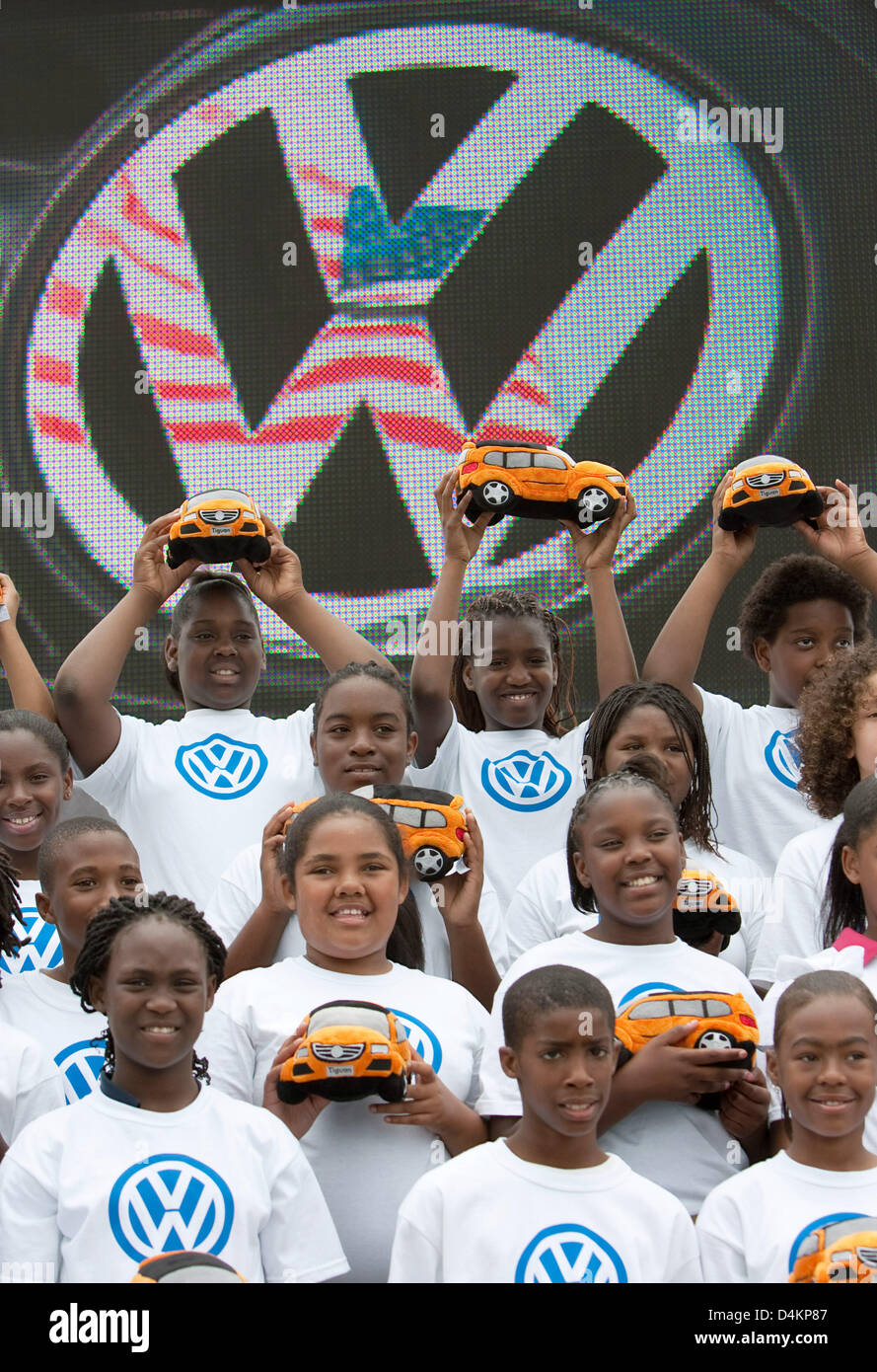 Schülerinnen und Schüler der Grundschule Calvin Donaldson halten während der Feierlichkeiten zum Beginn der Bauarbeiten auf dem neuen VW-Werk in Chattanooga, USA, 14. Mai 2009 Modelle des VW Tiguan. Ab 2011 sollen 150,000 Autos pro Jahr dort produziert die Sorge sagte. Volkswagengroup of America will investieren 1 Milliarde Dollar in das neue Werk und 2000 Menschen beschäftigen. P Stockfoto