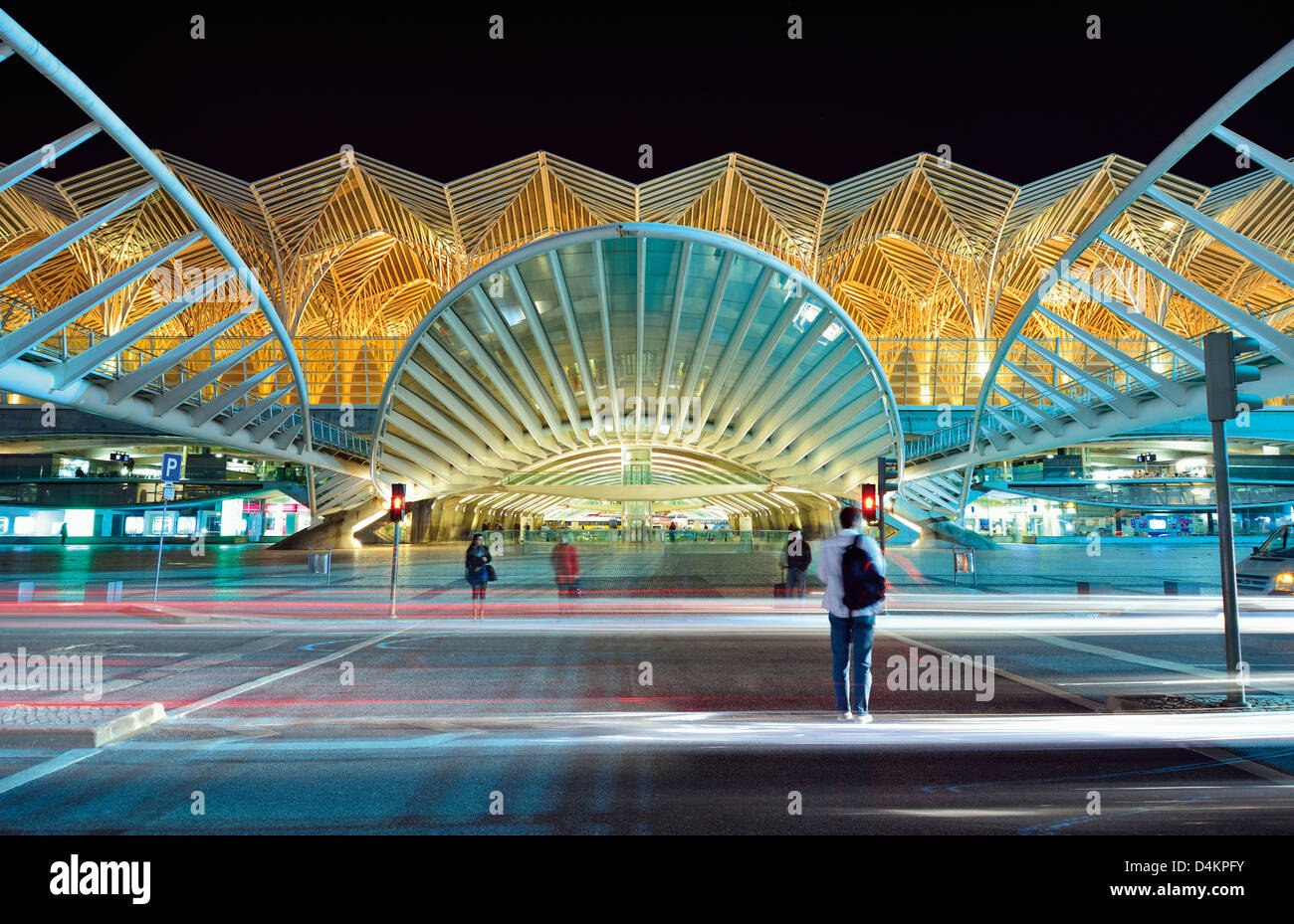 Portugal, Lissabon: Nächtlicher beleuchteten Haupteingang der futuristischen Station Garé do Oriente Stockfoto