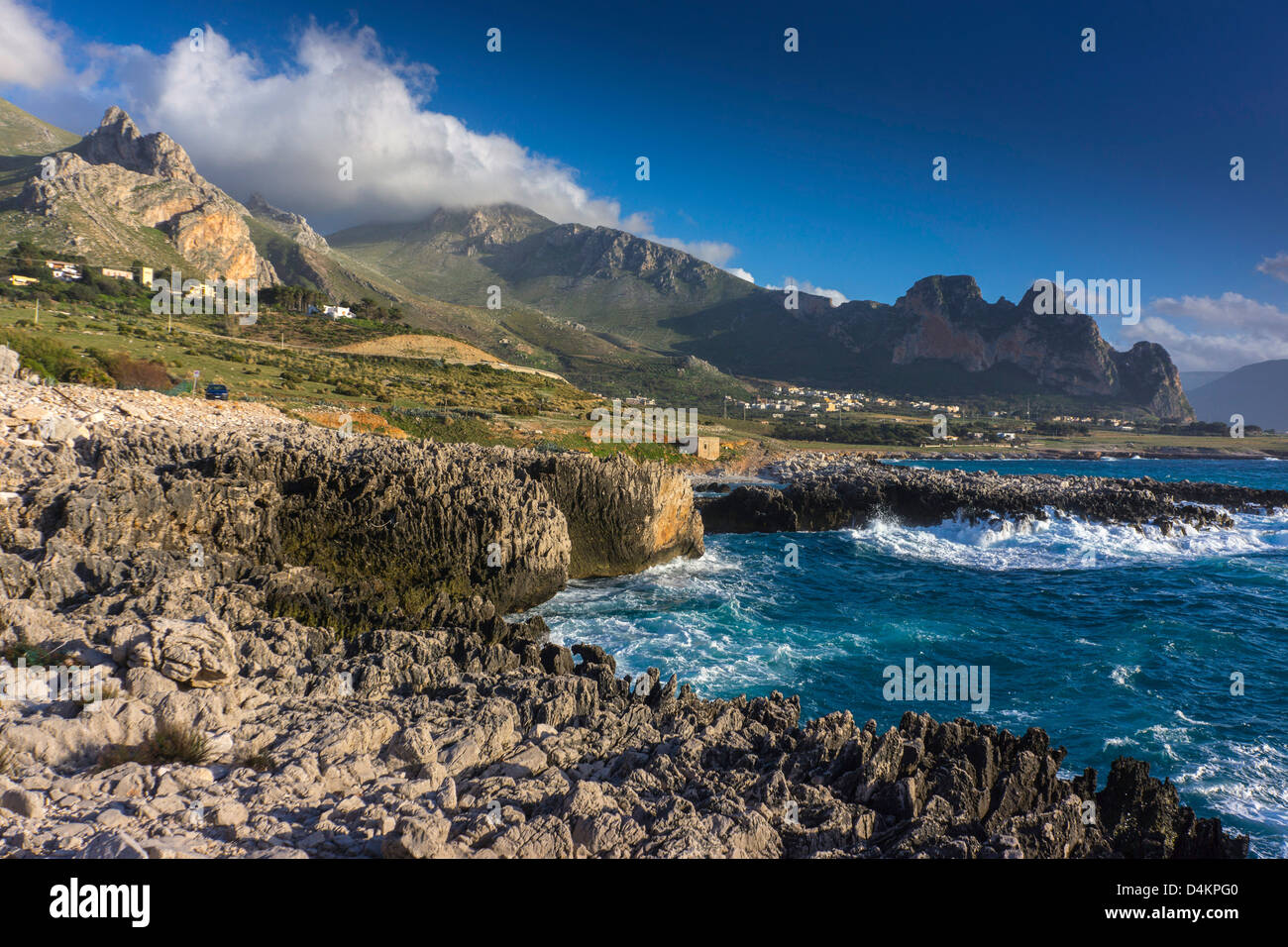 Stürmische See in der Nähe von San Vito lo Capo, Sizilien, Italien Stockfoto