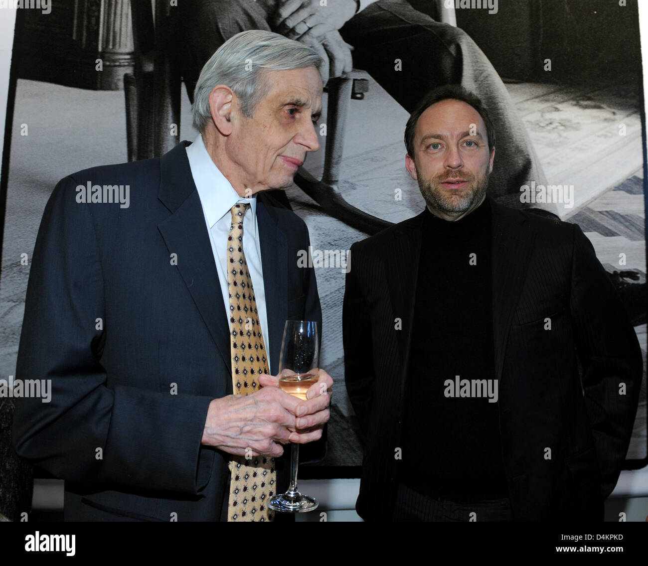 Nobel Prize Laureate John Nash (L) und Jimmy Wales, Fouder von Wikipedadia, chatten, bei der Vernissage des deutschen Photoghrapher Peter Badge? s Ausstellung? Nobel Gesichter? Düsseldorf, Deutschland, 15. Mai 2009. Abzeichen? s Ausstellung? Nobel Gesichter? zeigt seine Arbeiten von neun Jahre, 35 Länder Portraing reisen alle 300 Nobelpreisträger im privaten Gelände. Foto: Jörg Carstensen Stockfoto