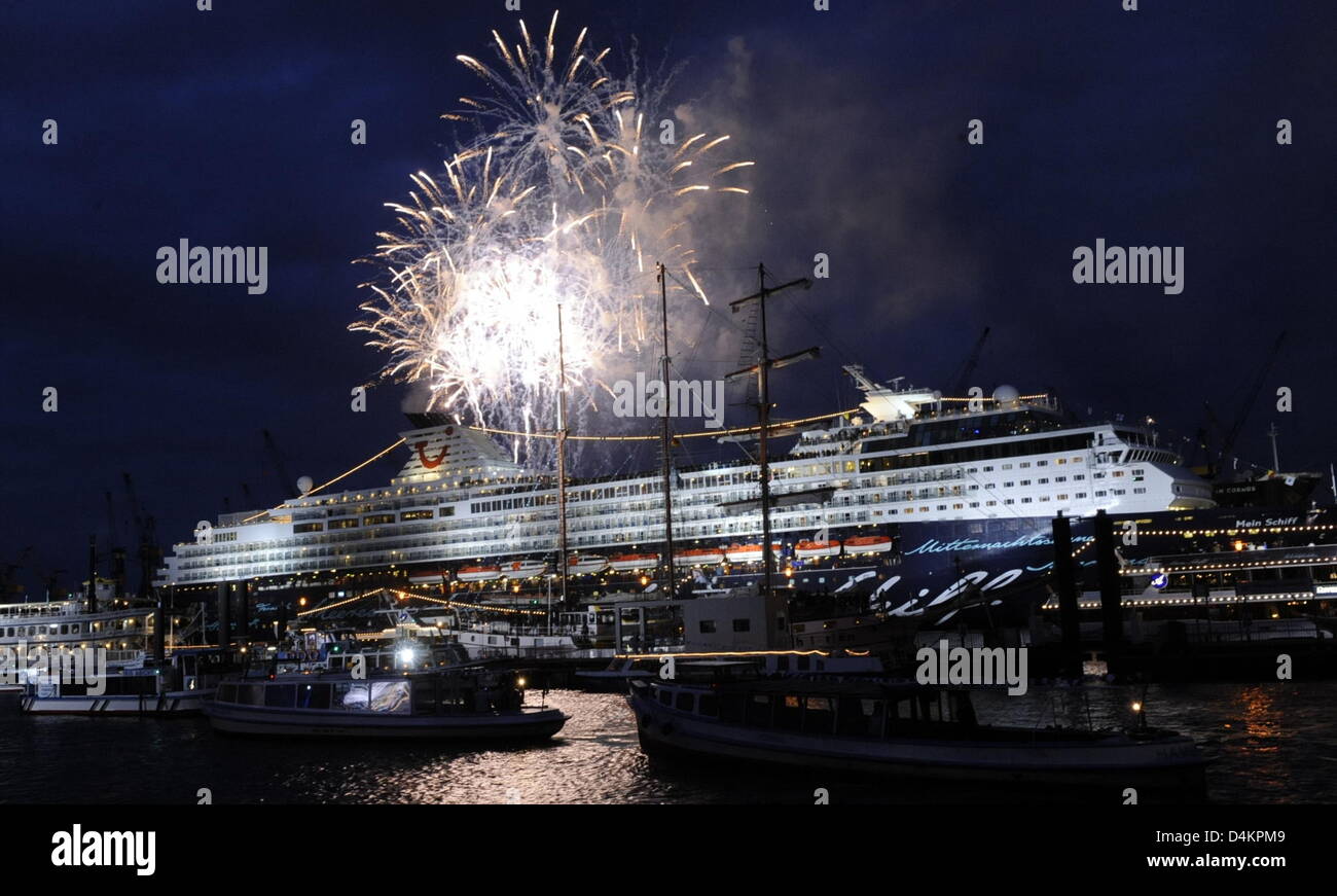 Feuerwerk bei der Taufe des Kreuzfahrtschiffes? Mein Schiff? (lit.: mein Schiff) im Hafen von Hamburg, Deutschland, 15. Mai 2009. Trotz Wirtschaftskrise, Tourismus Konzernziele TUI in den Kreuzfahrt-Markt-Segment zu investieren. ? Mein Schiff? Kopf ab für ihre erste wird Kreuzfahrt am 23. Mai in die baltischen Staaten. Foto: MAURIZIO GAMBARINI Stockfoto