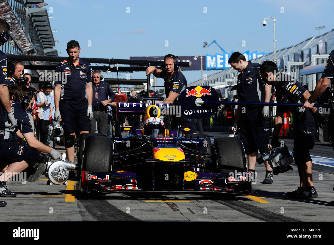 Melbourne, Australien. 15. März 2013. Formel 1 australischen Grand Prix-Praxis. Sebastian Vettel, Red Bull Racing, Boxenstopp Foto: Mspb / Lukas Gorys/Dpa/Alamy Live-Nachrichten Stockfoto