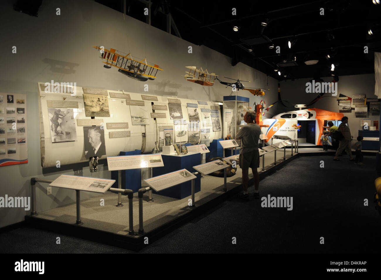 Eine Ausstellung im Museum of the Albemarle in Elizabeth City, North Carolina, zeigt die Geschichte der US-Küstenwache. Die Ausstellung zeigt die Rolle des Dienstes in der Sicherheit auf See, einschließlich einer Zeremonie, an der Mitarbeiter der Küstenwache und örtliche Beamte teilnahmen. Stockfoto